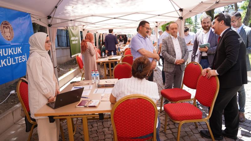 Rektör Arıcan Üniversitemizde Bulunan Fakülte Tanıtım Stantlarını Gezdi