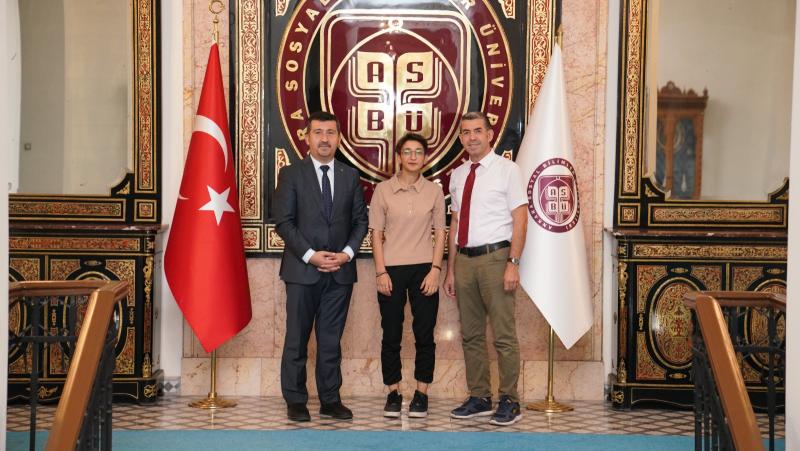 Rektörümüz Prof. Dr. Musa Kazım Arıcan “Öz’ünü Bil Özgür Ol!” Deneme Yarışması’nda Birinci Olan Öğrencimizi Tebrik Etti
