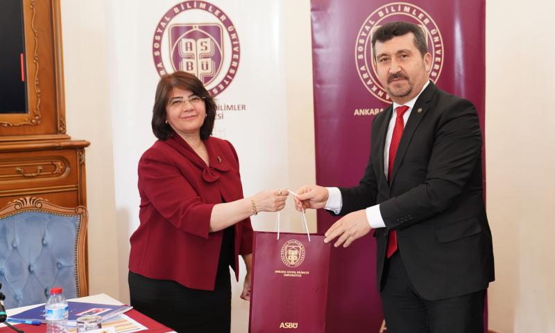 Uluslararası Dil Çalışmalarında Yeni Yönelimler Sempozyumu İlk Gün Oturumları Sona Erdi
