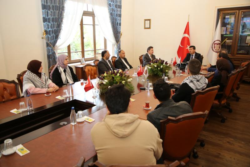 Rektörümüz Prof. Dr. Musa Kazım Arıcan Filistinli Öğrencilerle Bir Araya Geldi