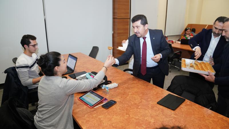 Rektörümüz Prof. Dr. Musa Kazım Arıcan’dan Final Sınavlarına Hazırlanan Öğrencilerimize Tatlı İkramı