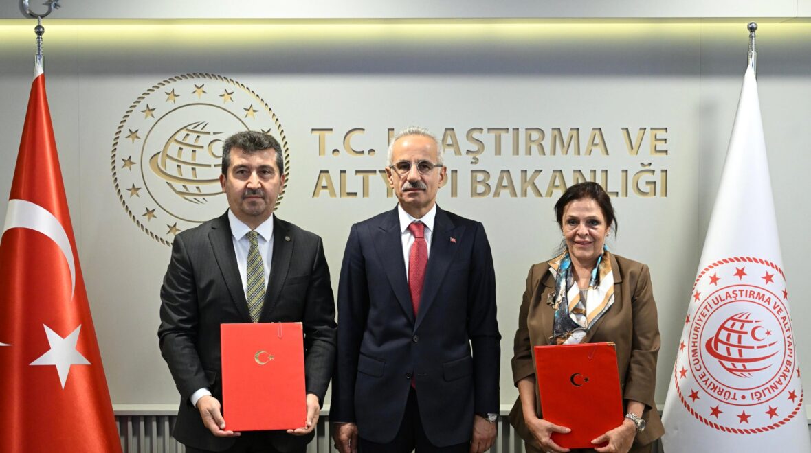 Üniversitemiz ile T.C. Ulaştırma ve Altyapı Bakanlığı Arasında İş birliği Protokolü” İmzalandı