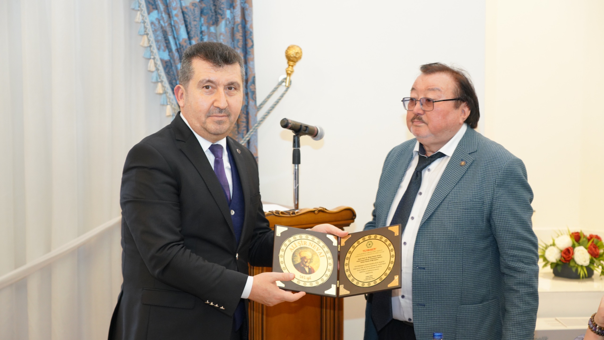 Türkistan’dan Anadolu’ya Uzanan Bir Nişane: Ulugbek Esdevlet’ten Prof. Dr. Arıcan’a Takdim