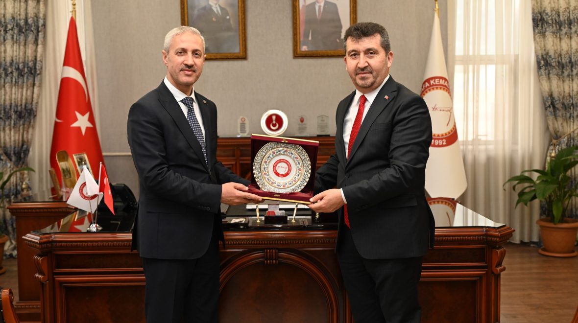 Hatay Mustafa Kemal Üniversitesi Rektörü Prof. Dr. Veysel Eren, ASBÜ Rektörü Prof. Dr. Kazım Arıcan’ı ve diğer akademisyenleri makamında ağırladı.
