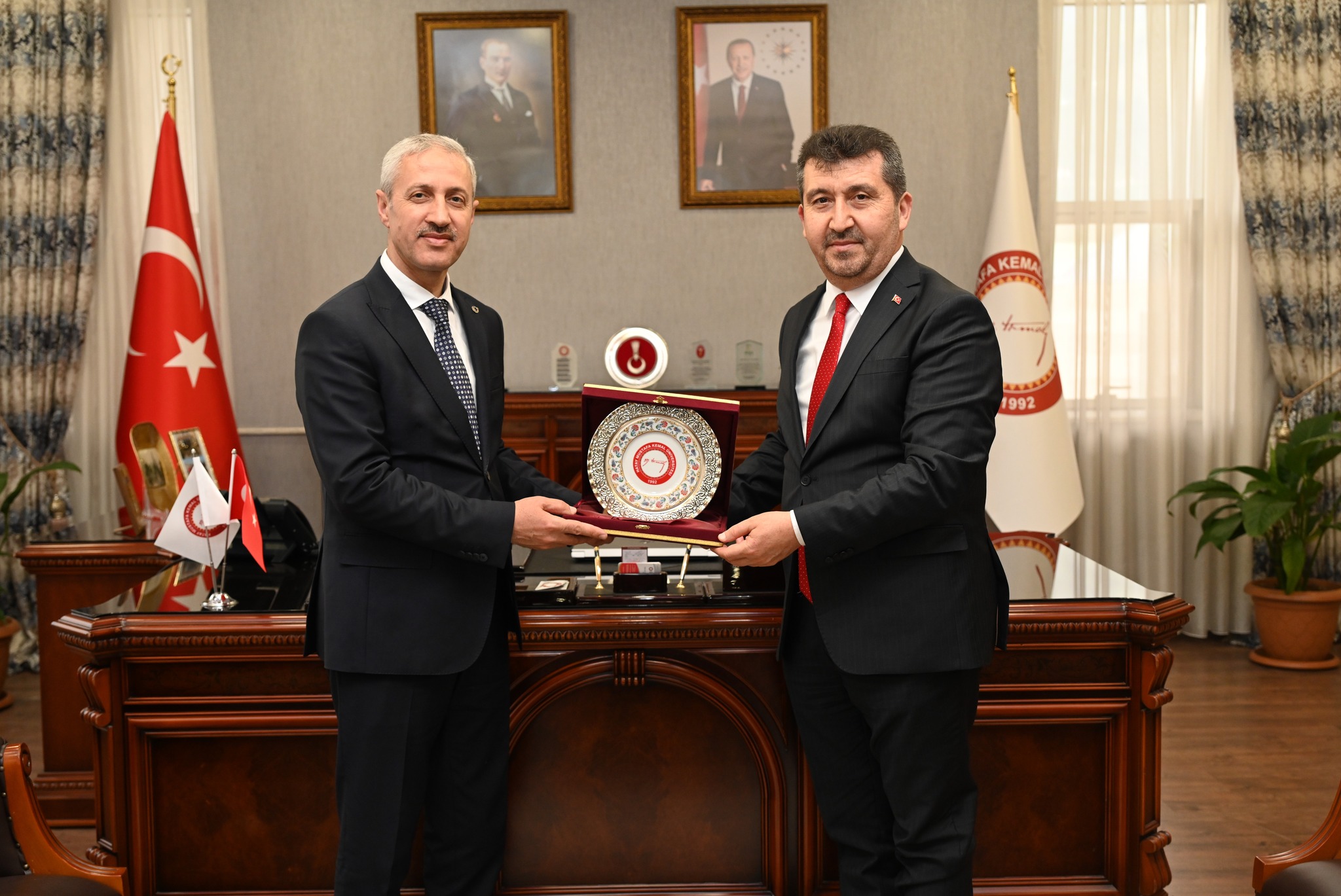 Hatay Mustafa Kemal Üniversitesi Rektörü Prof. Dr. Veysel Eren, ASBÜ Rektörü Prof. Dr. Kazım Arıcan’ı ve diğer akademisyenleri makamında ağırladı.