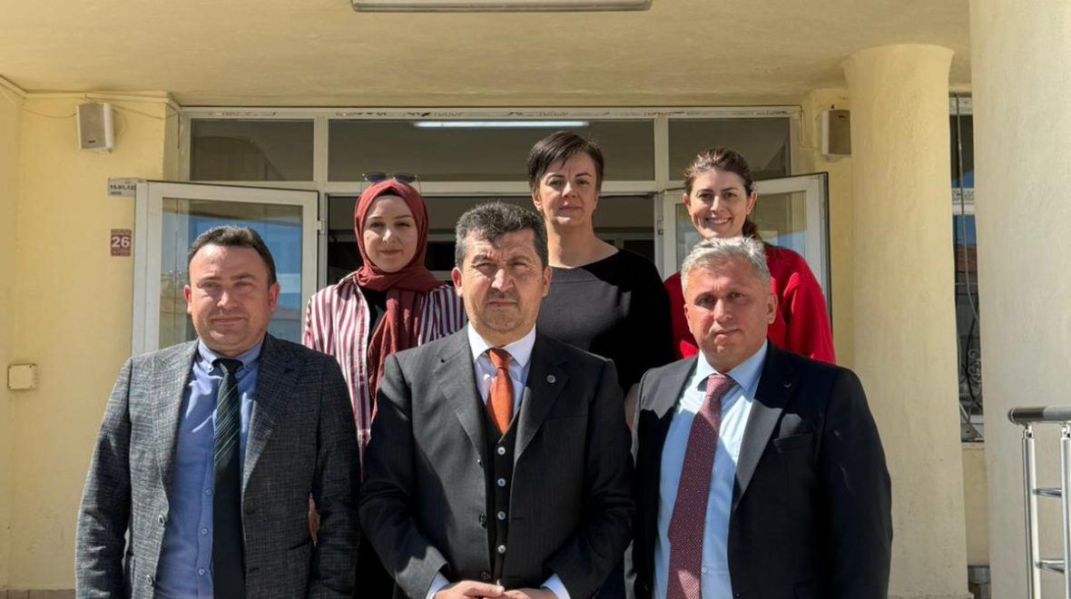 Ankara Sosyal Bilimler Üniversitesi Rektörü Prof. Dr. Kazım Arıcan Burdur Mehmet Uzal Sosyal Bilimler Lisesi okul yöneticileri ve öğrencileriyle bir araya geldi
