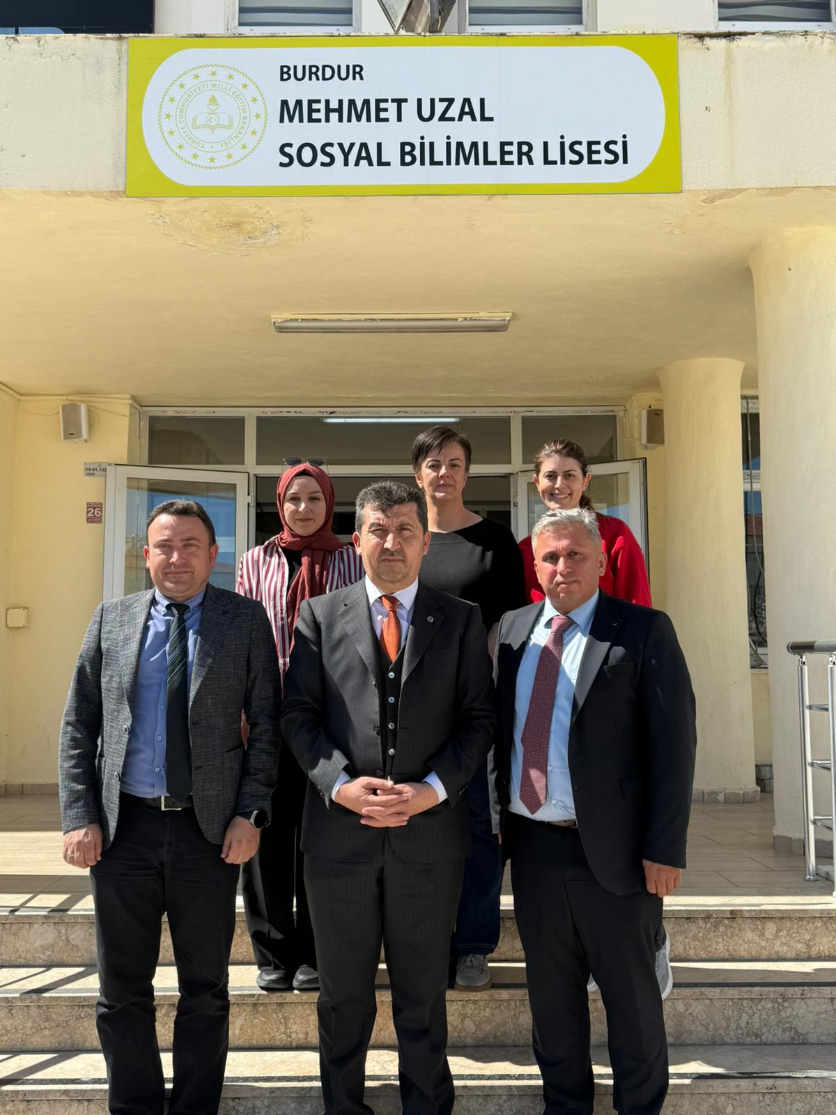 Ankara Sosyal Bilimler Üniversitesi Rektörü Prof. Dr. Kazım Arıcan Burdur Mehmet Uzal Sosyal Bilimler Lisesi okul yöneticileri ve öğrencileriyle bir araya geldi