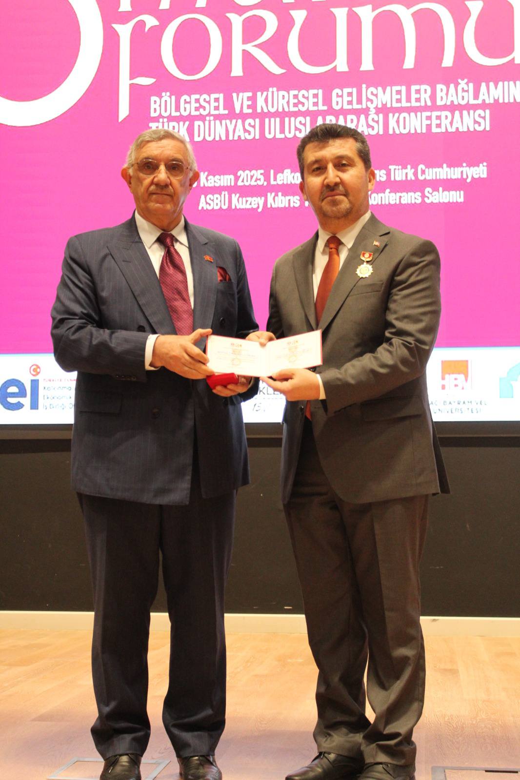 5. Manas Forumu – “Bölgesel ve Küresel Gelişmeler Bağlamında Türk Dünyası” Uluslararası Konferansı’nda Prof. Dr. Arıcan’a Madalya Takdimi