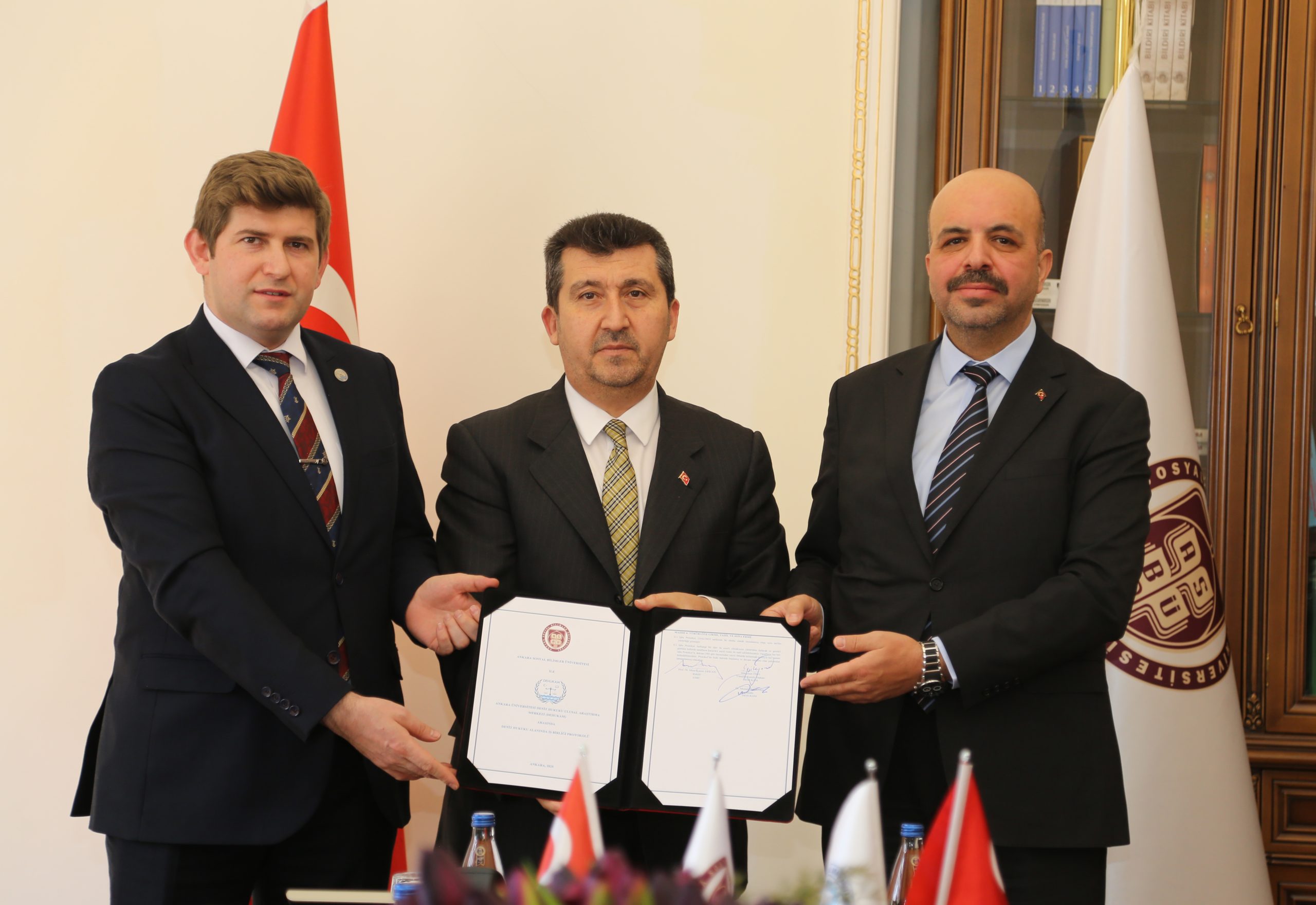 Ankara Sosyal Bilimler Üniversitesi ve DEHUKAM Arasında Deniz Hukuku İş Birliği Protokolü İmzalandı