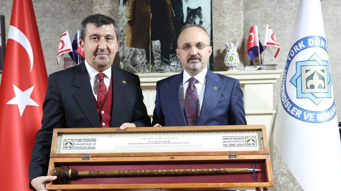 Prof. Dr. Musa Kâzım Arıcan’a “Türk Dünyası Bilgelik Asası” Takdim Edildi