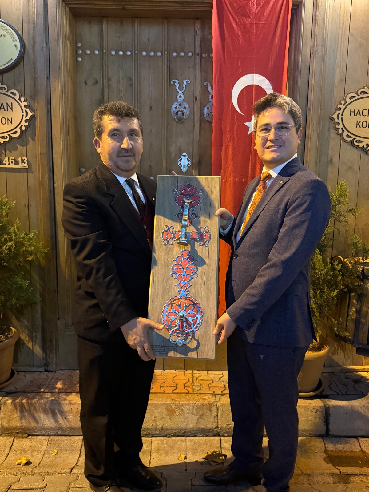 ASBÜ Rektörü Prof. Dr. Musa Kazım Arıcan ve Kemaliye Kaymakamı Emirhan Arıkan Arasındaki Görüşme
