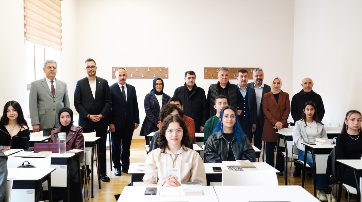 Bir Medeniyet Tasavvuru Olarak Bilge Yazarlar: Vali Vasip Şahin Genç Kalemlerle Buluştu