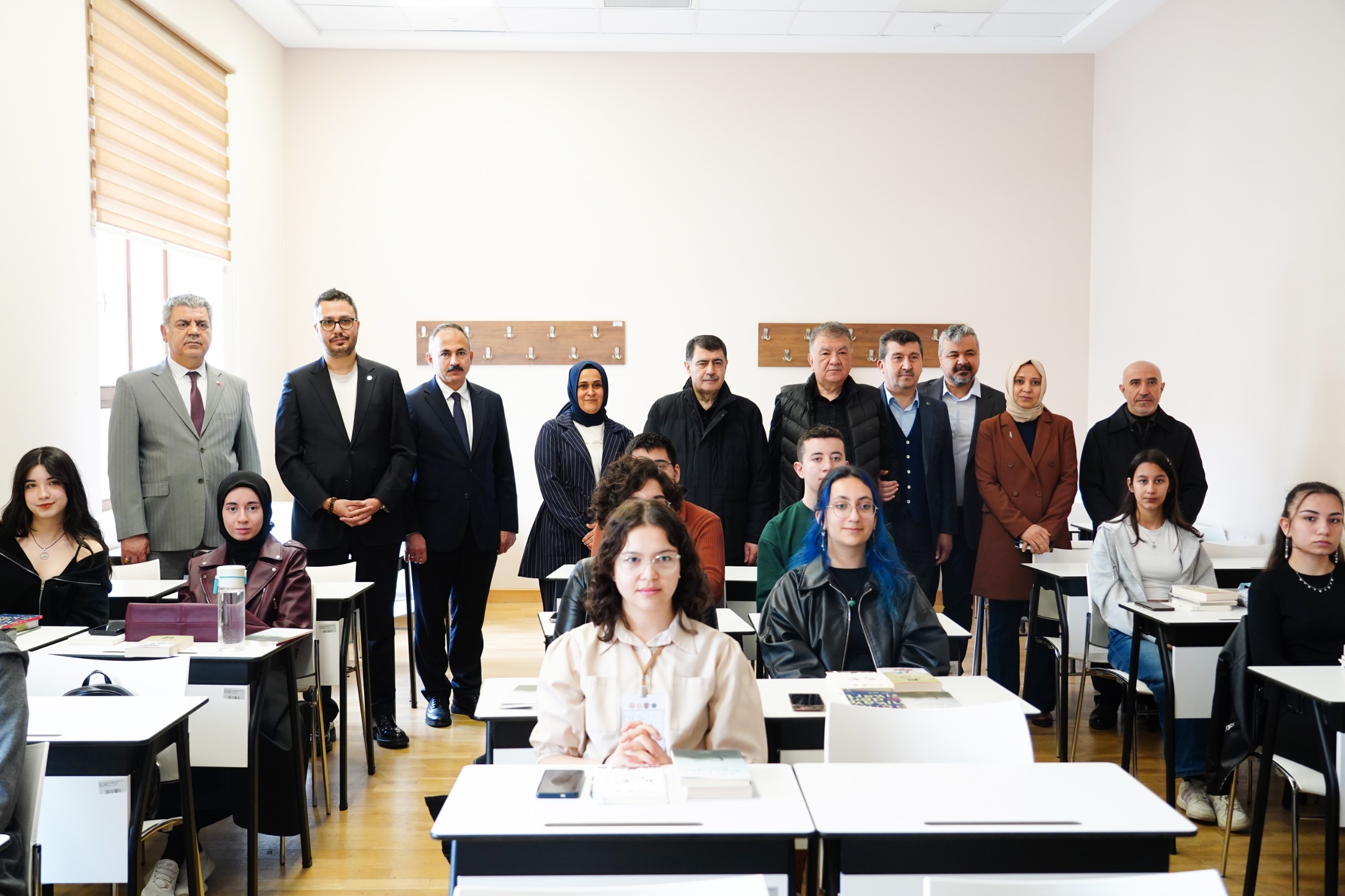Bir Medeniyet Tasavvuru Olarak Bilge Yazarlar: Vali Vasip Şahin Genç Kalemlerle Buluştu