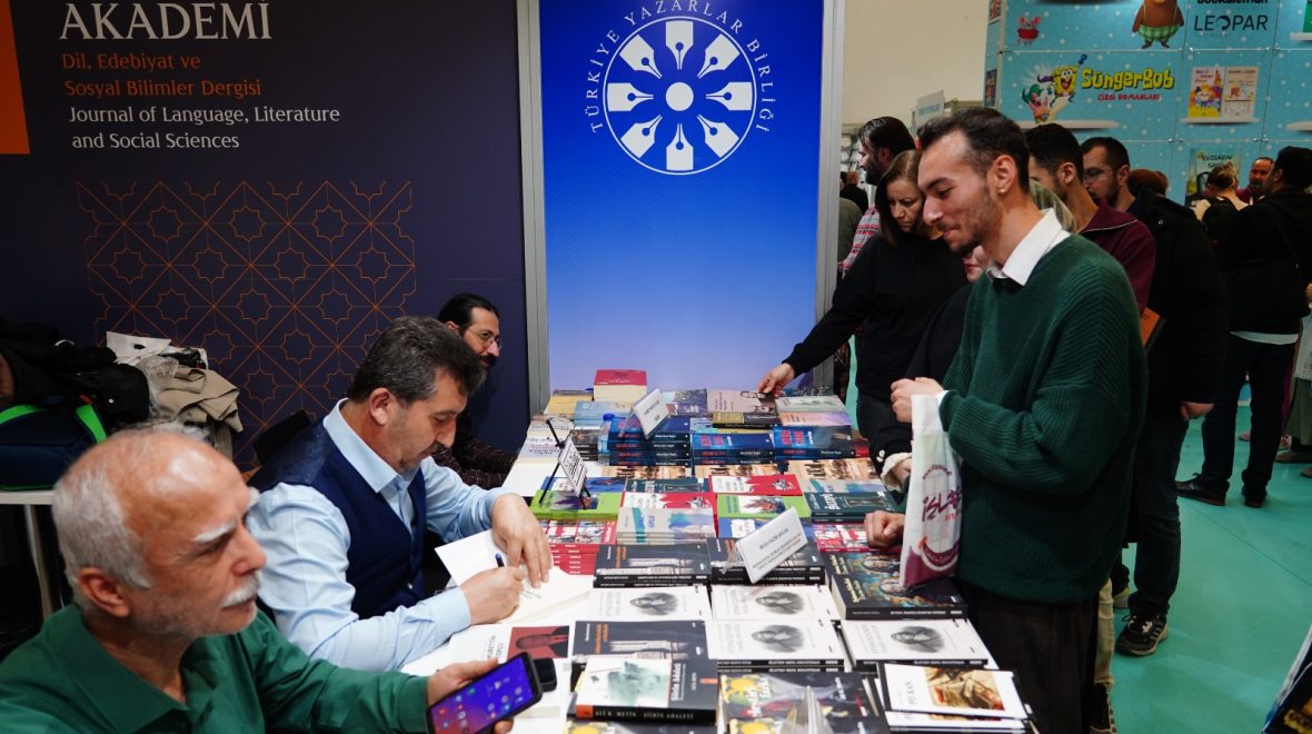 Kelimelerin Kalbinde Bir Yolculuk: Prof. Dr. Arıcan, 23. Ankara Kitap Fuarı’nda Okurlarıyla Buluştu