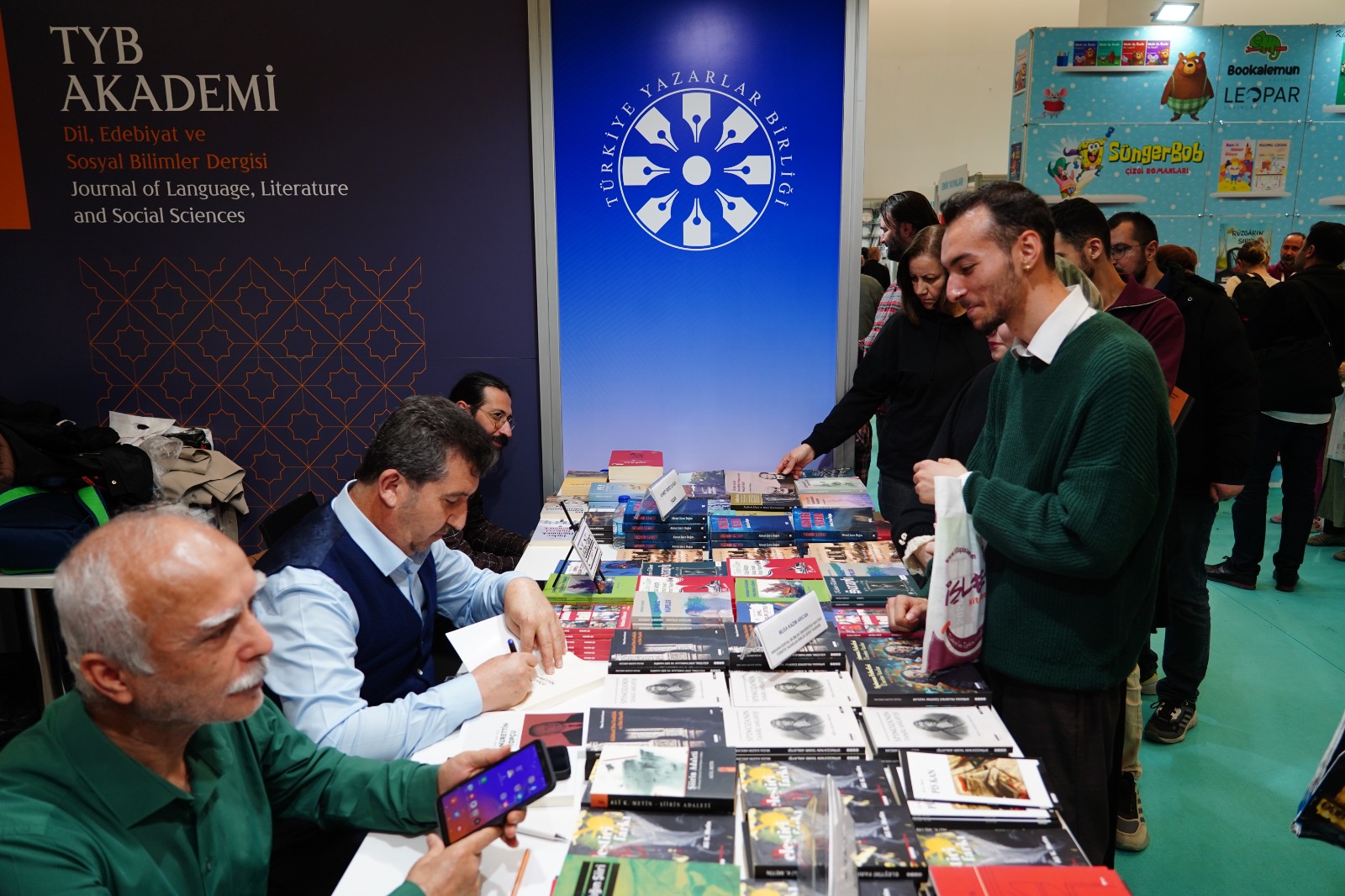 Kelimelerin Kalbinde Bir Yolculuk: Prof. Dr. Arıcan, 23. Ankara Kitap Fuarı’nda Okurlarıyla Buluştu