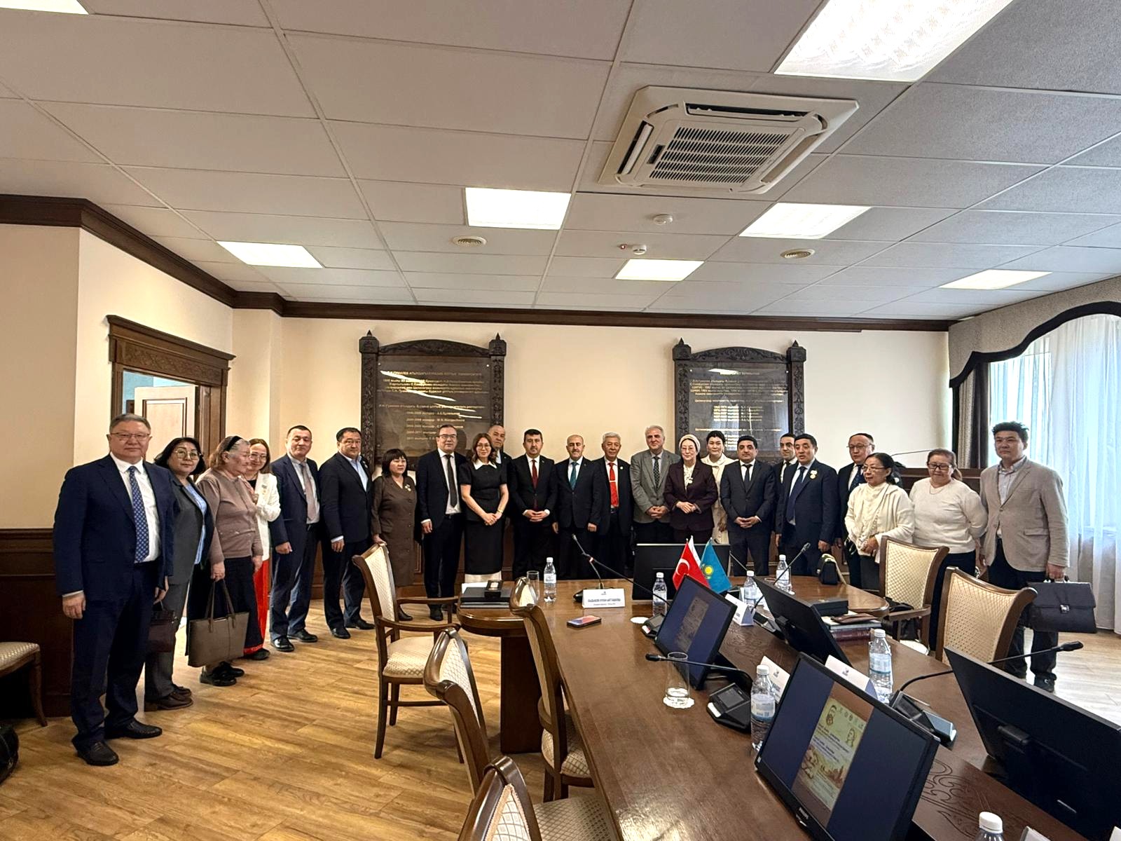 Türk Dünyası İçin Tarihî Buluşma: Yunus Emre ve Şakarim Astana’da Yâd Edildi