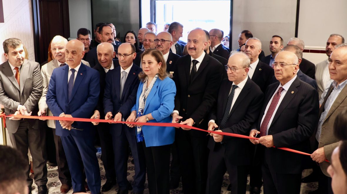 ASBÜ Hazine Müzesi’nde Sanat Yolculuğu: Yenimahalle Kaymakamı Tahsin Kurtbeyoğlu’nun Fotoğraf Sergisi Açıldı