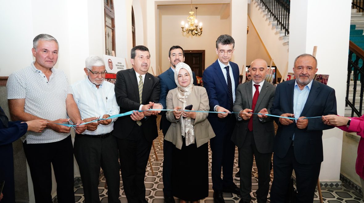 ASBÜ’de 15 Temmuz’un Hafızasını Yaşatan Fotoğraf ve Kitap Kapakları Sergisi Açıldı