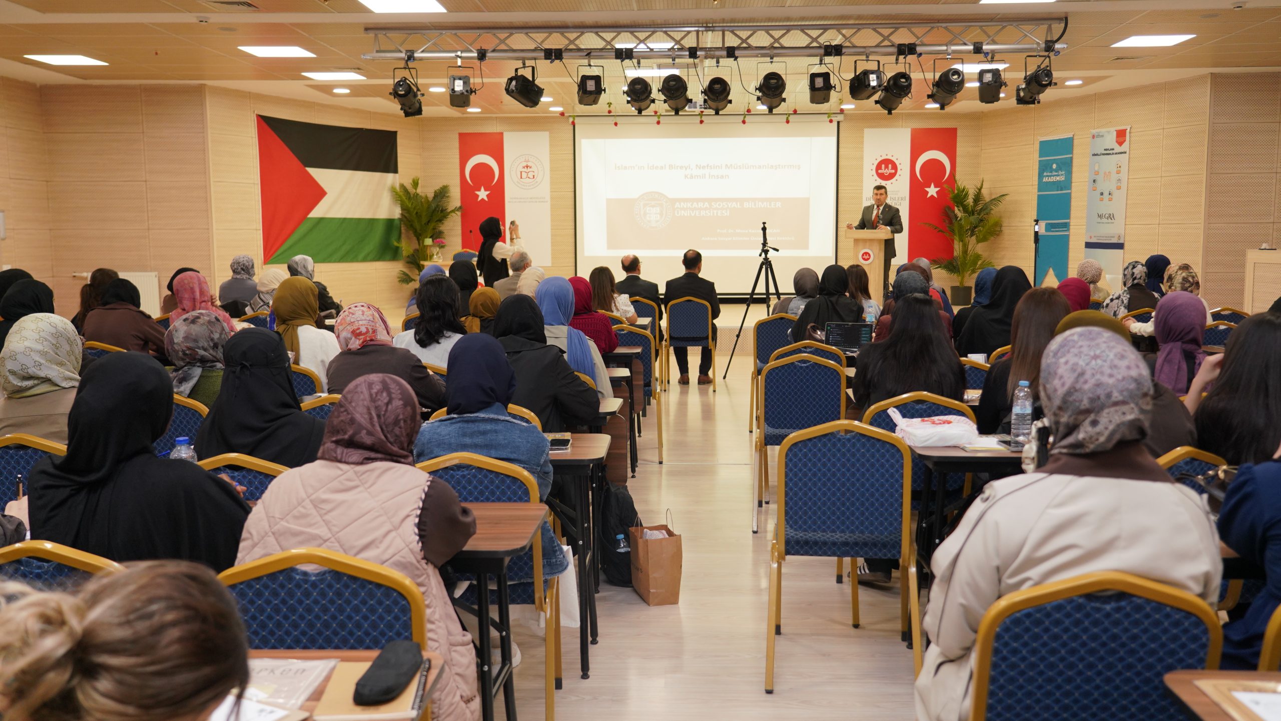 Yenimahalle Müftülüğünün Akademik Açılışında “Birey mi, Şahsiyet mi?” Sorusu Ele Alındı